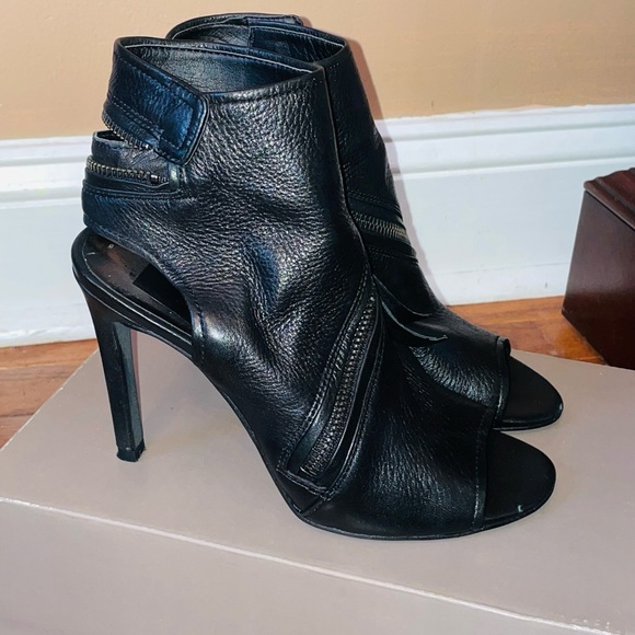 Over ankle heels - Picture 2 of 4